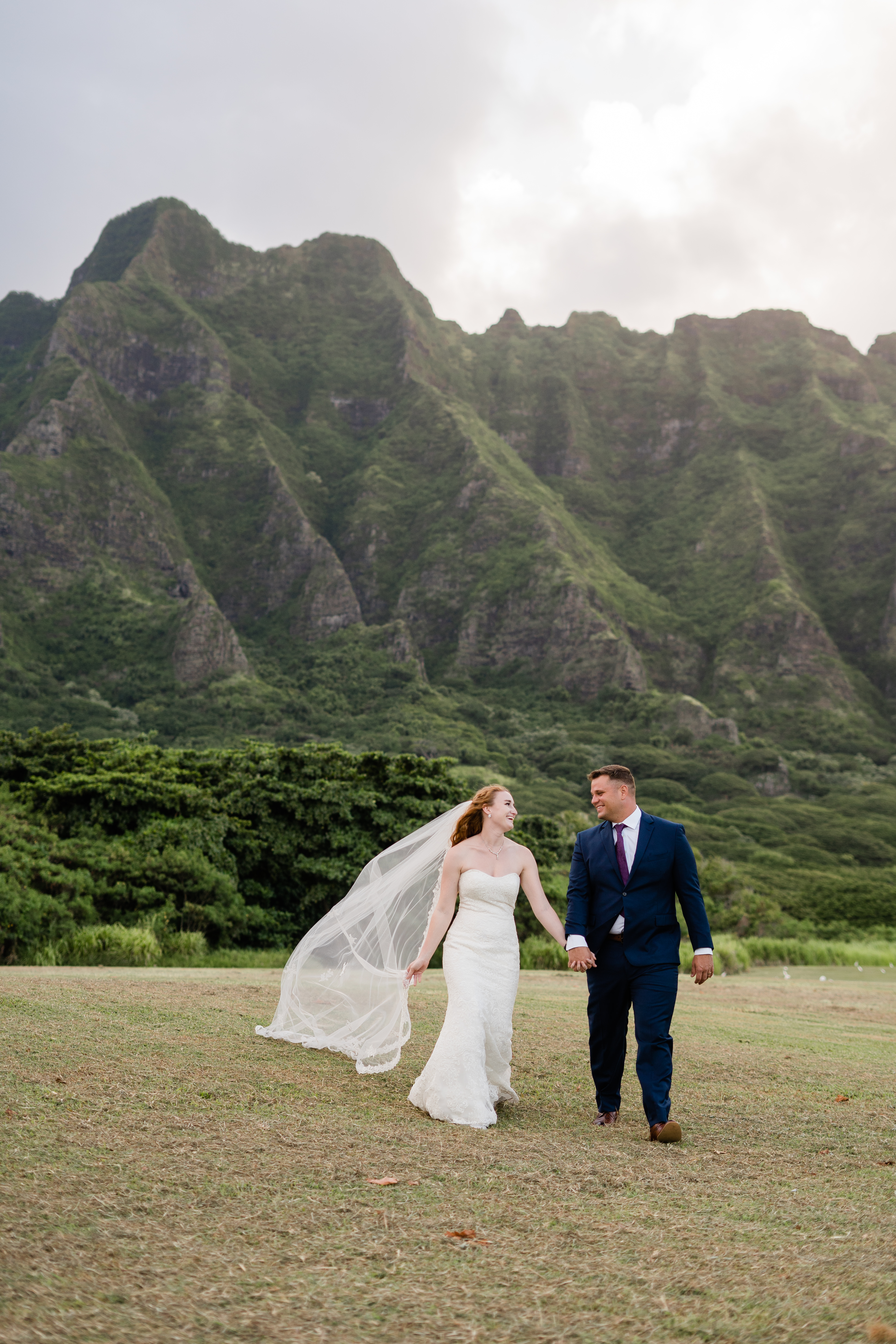 bride and groom elope in Oahu Hawaii