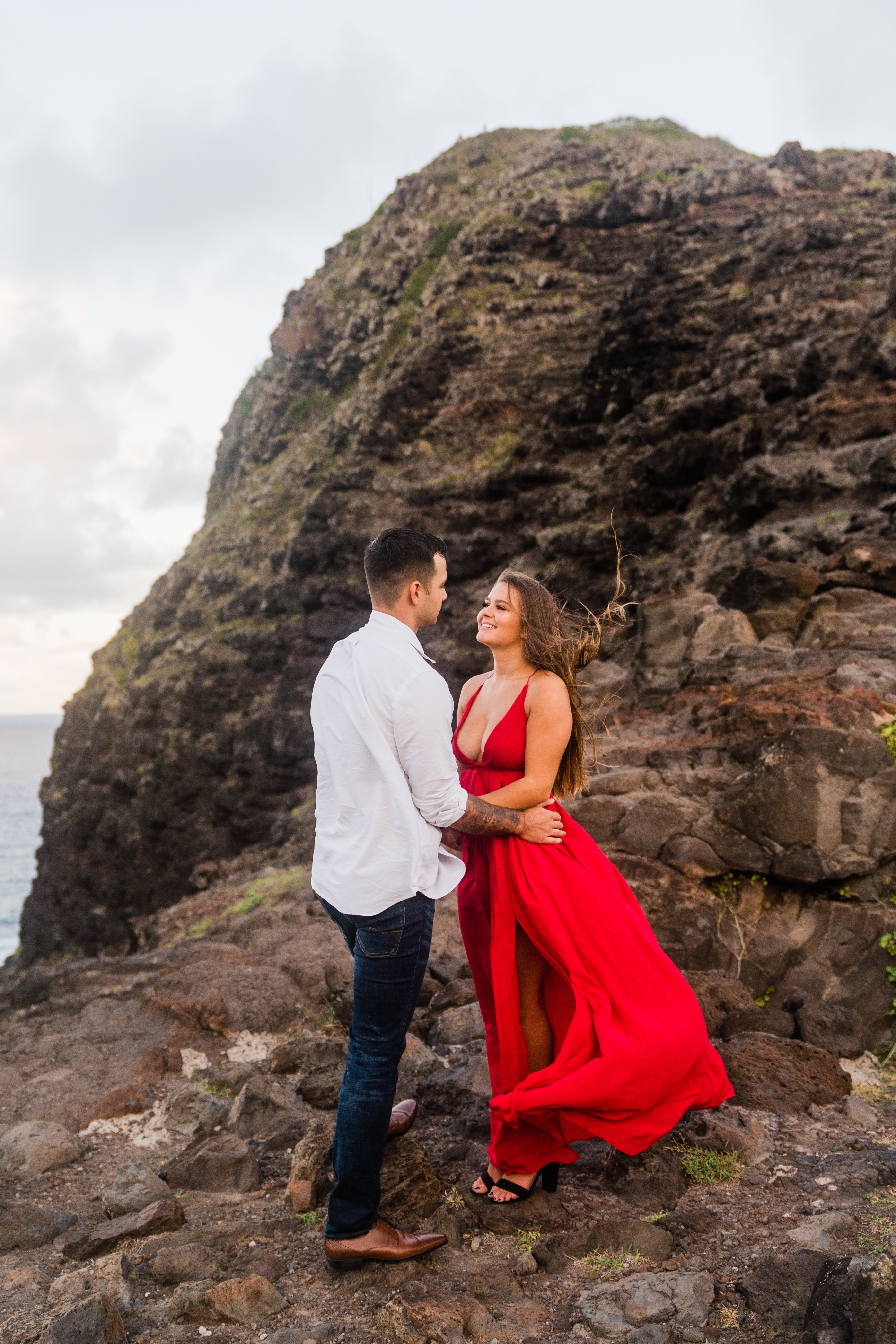 couple taking photos by the cliffs in Hawaii